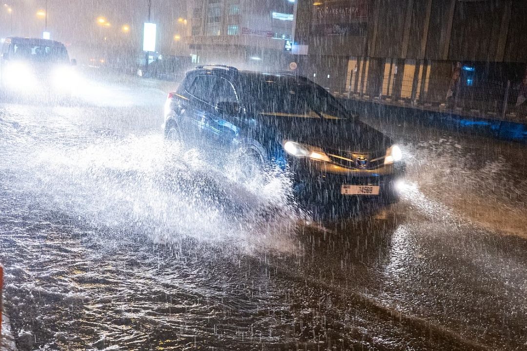 UAEで不安定な天候続く─ドバイ警察が外出自粛を呼びかけ、在宅勤務や安全対策が広がる