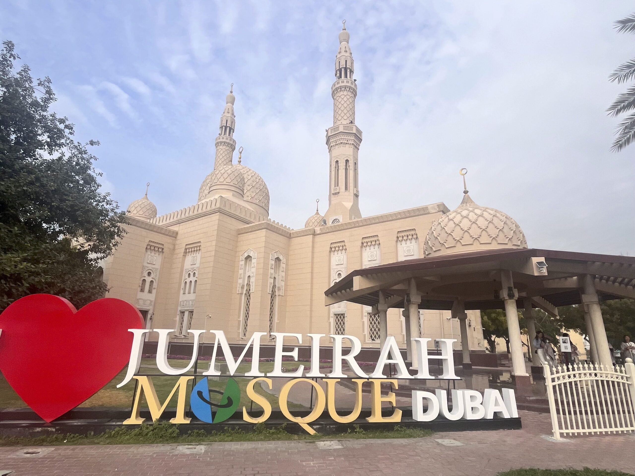 ドバイ最大のモスク「ジュメイラモスク」