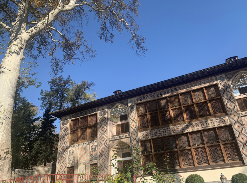 シェキ・ハーン宮殿（木は樹齢1000年以上だそう）