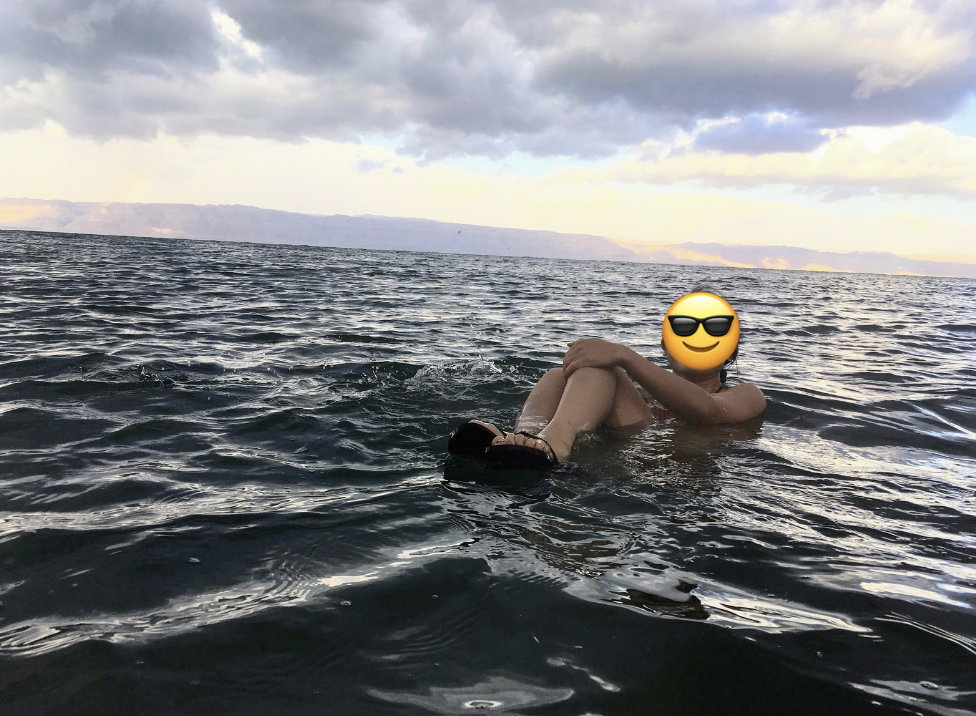 浮く死海（浮きながら本を読む写真で有名）